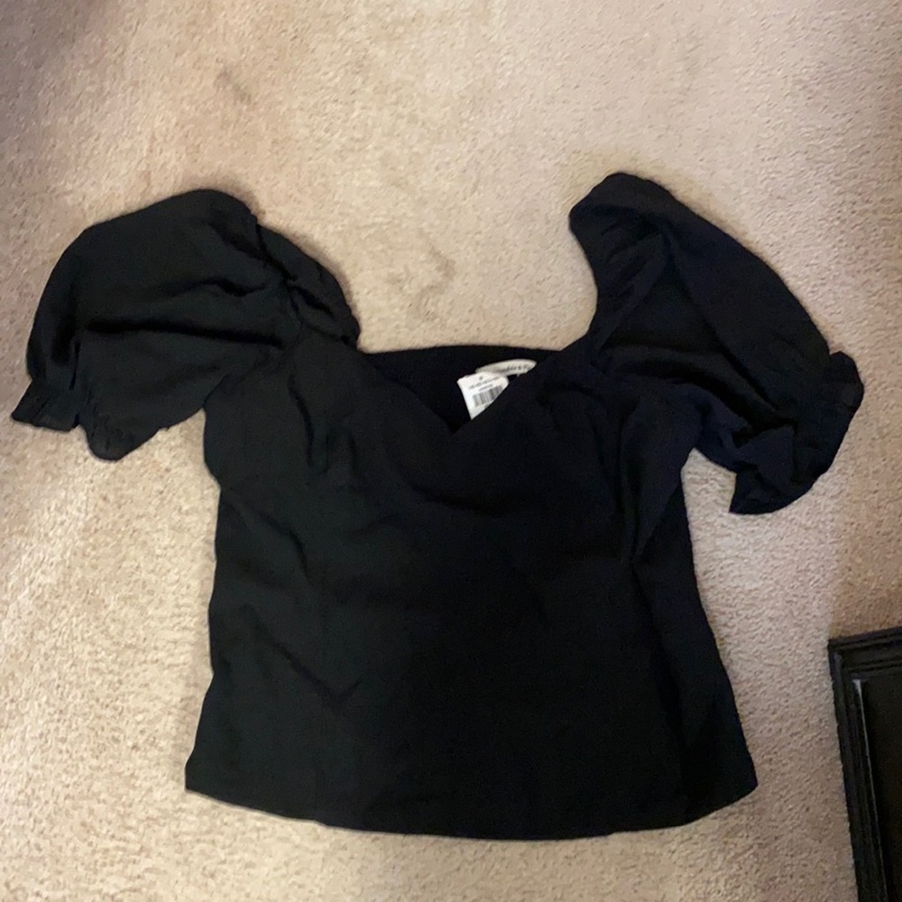 Brand new w tags size medium top, shorter length w puffy sleeve. Very on trend!